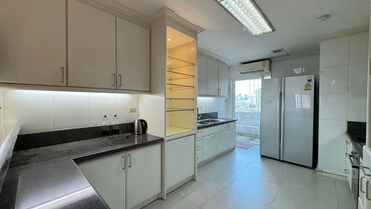 3 bedroom condo for rent in Sukhumvit Bangkok - swimming pool and building amenities