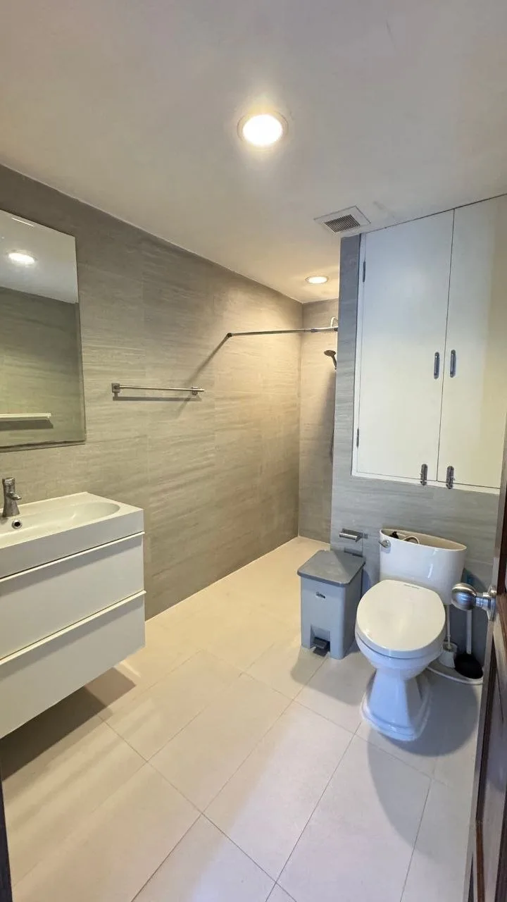 3 bedroom condo for rent in Sukhumvit Bangkok - kitchen and dining area