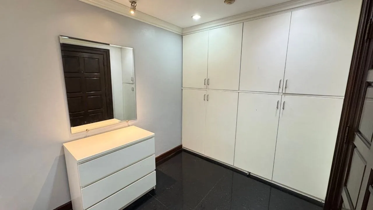 3 bedroom condo for rent in Sukhumvit Bangkok - master bedroom interior