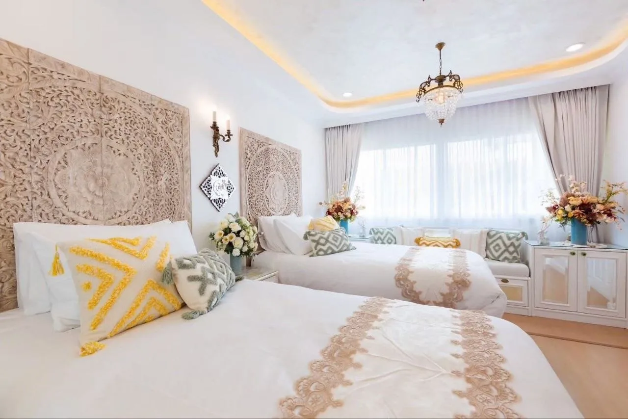 4 bedroom house for rent in Ekkamai Bangkok - kitchen and dining area