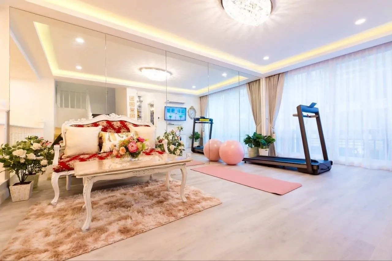 4 bedroom house for rent in Ekkamai Bangkok - bathroom and modern finishes