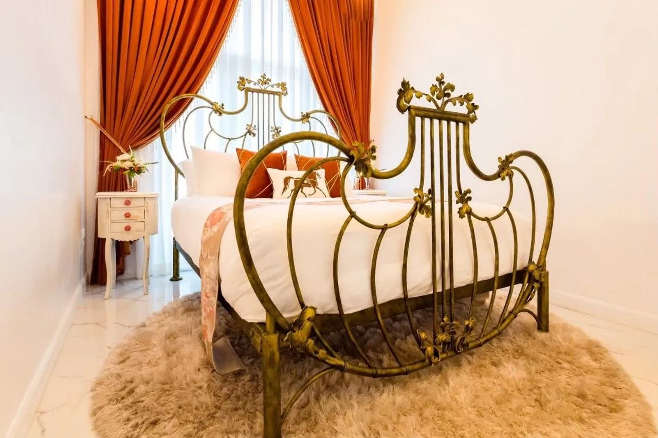 4 bedroom house for rent in Ekkamai Bangkok - swimming pool and building amenities