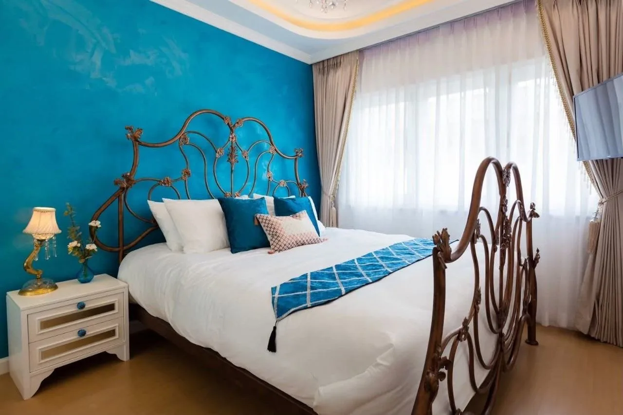4 bedroom house for rent in Ekkamai Bangkok - kitchen and dining area