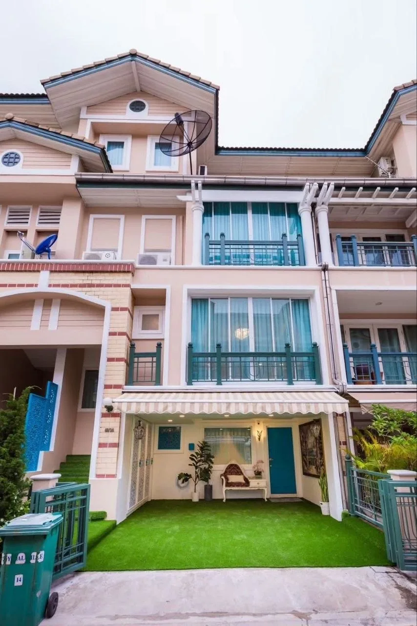 4 bedroom house for rent in Ekkamai Bangkok - swimming pool and building amenities