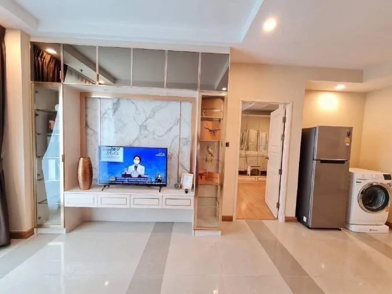1 bedroom condo for rent in Rama 9 Bangkok - swimming pool and building amenities