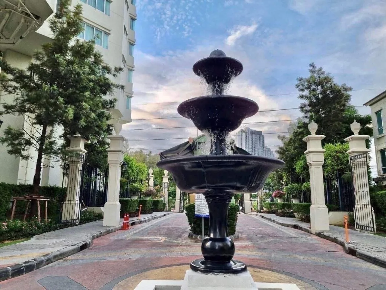 1 bedroom condo for rent in Rama 9 Bangkok - kitchen and dining area