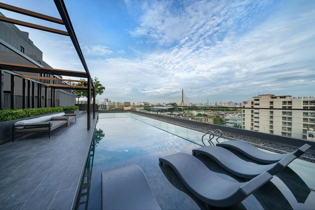 1 bedroom condo for rent in Pinklao Bangkok - swimming pool and building amenities