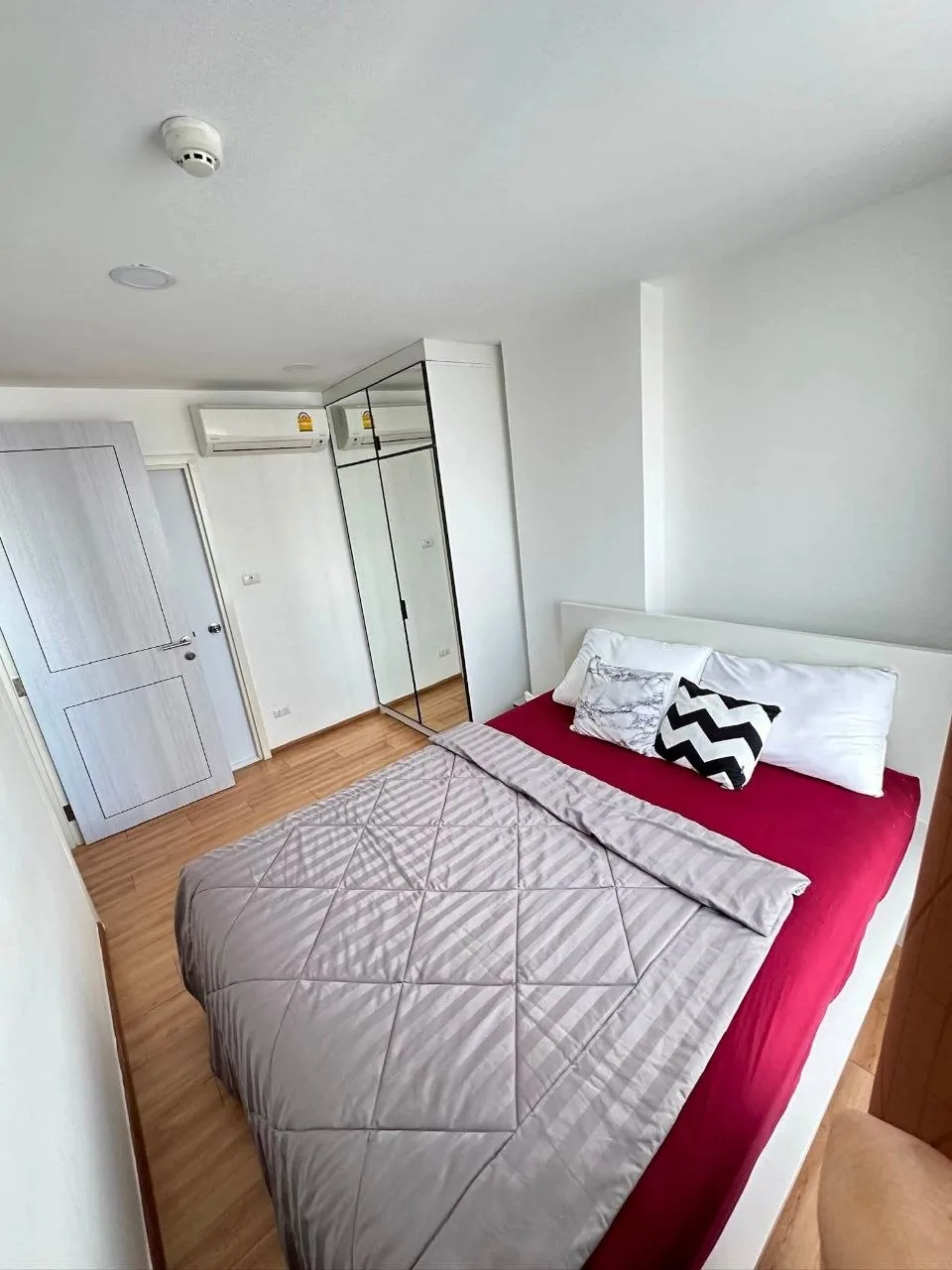 2 bedroom condo for sale in Charoenkrung Bangkok - kitchen and dining area