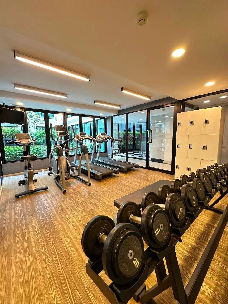 2 bedroom condo for sale in Charoenkrung Bangkok - swimming pool and building amenities