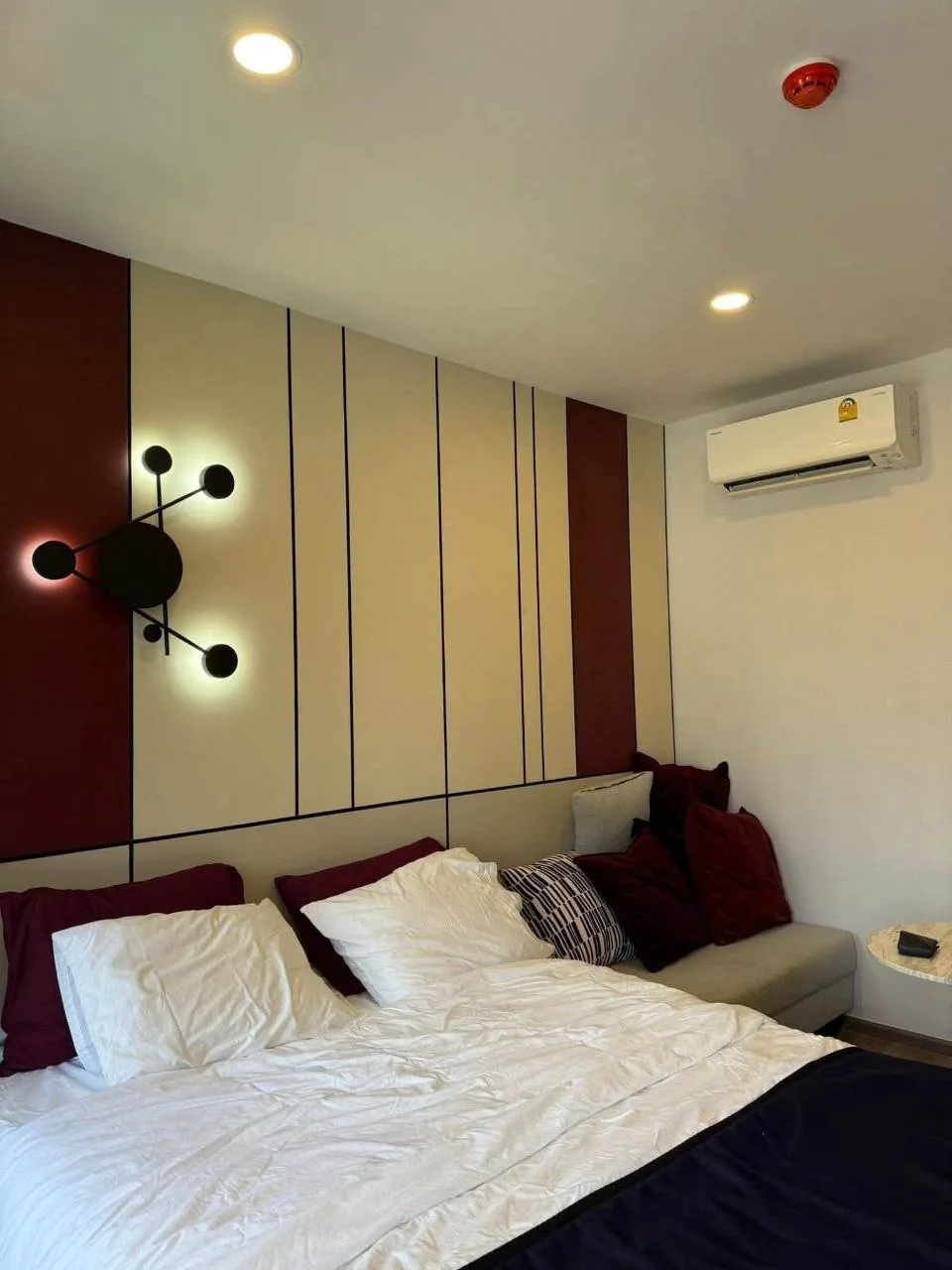 1 bedroom condo for rent in Huai Khwang Bangkok - kitchen and dining area