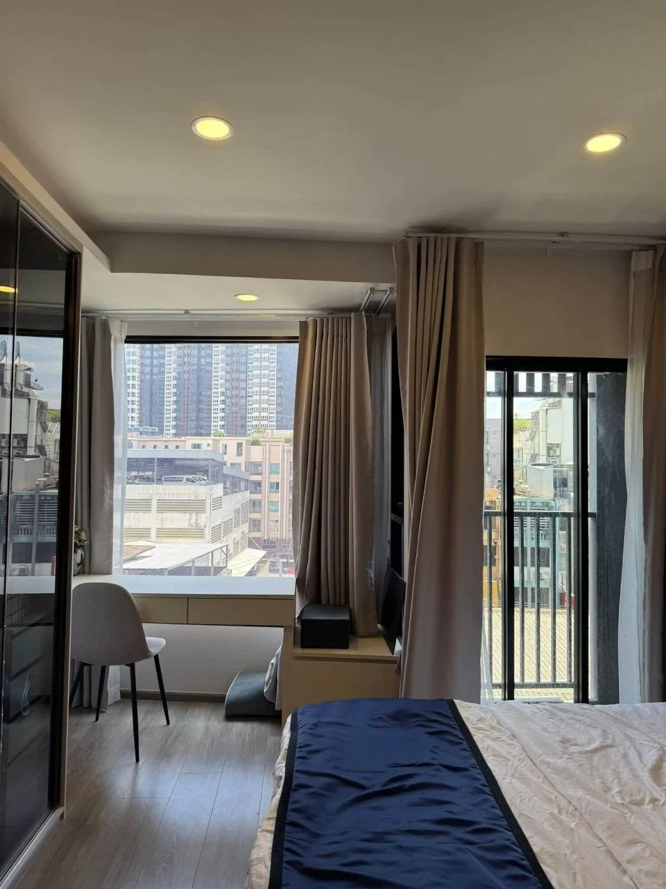 1 bedroom condo for rent in Huai Khwang Bangkok - master bedroom interior