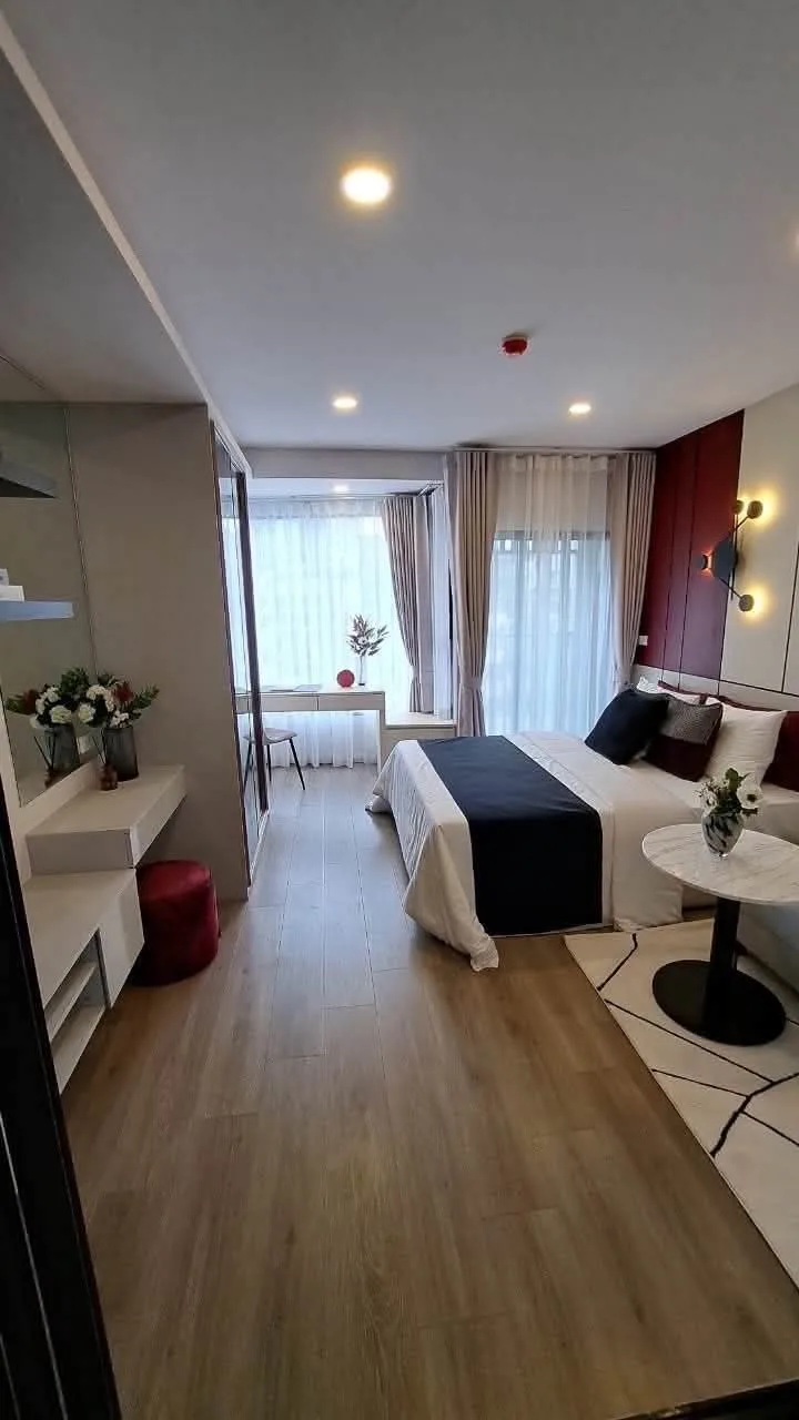 1 bedroom condo for rent in Huai Khwang Bangkok - swimming pool and building amenities