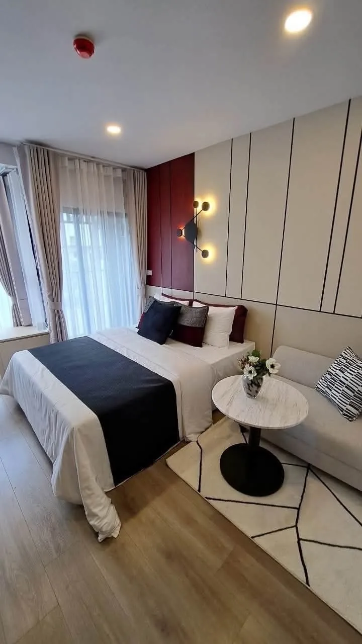 1 bedroom condo for rent in Huai Khwang Bangkok - balcony perspective