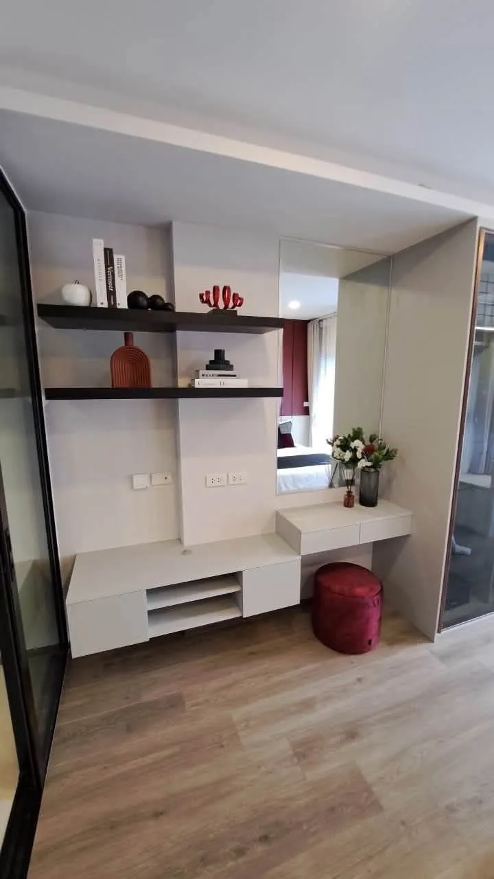 1 bedroom condo for rent in Huai Khwang Bangkok - living room view