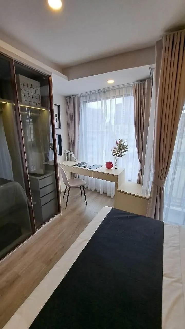 1 bedroom condo for rent in Huai Khwang Bangkok - kitchen and dining area