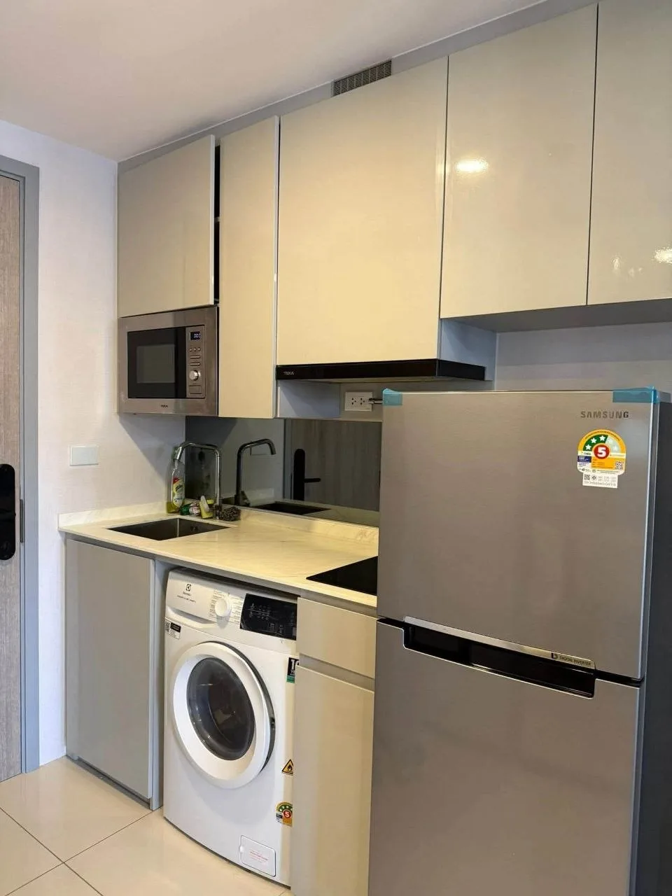 1 bedroom condo for rent in Huai Khwang Bangkok - swimming pool and building amenities