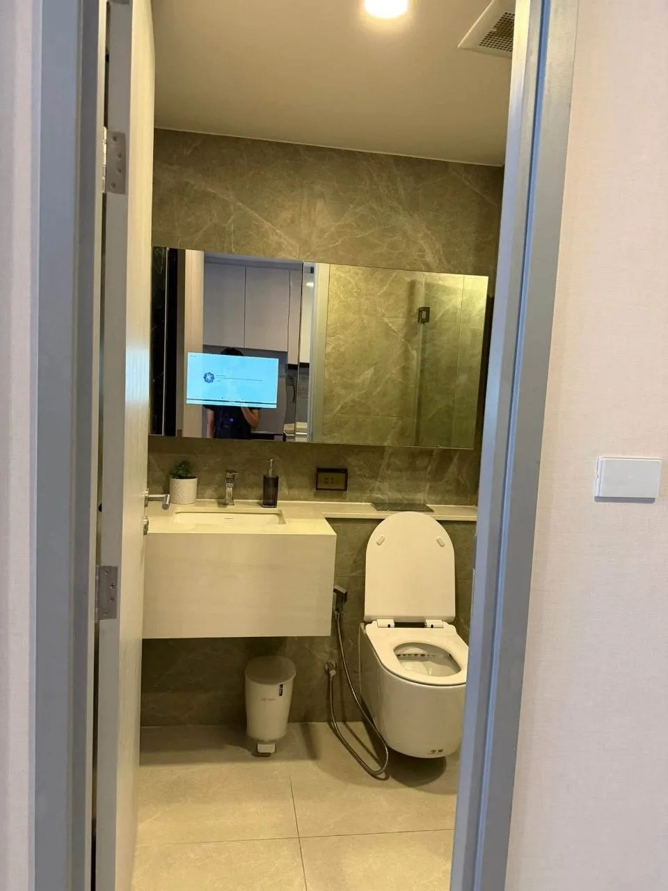 1 bedroom condo for rent in Huai Khwang Bangkok - balcony perspective