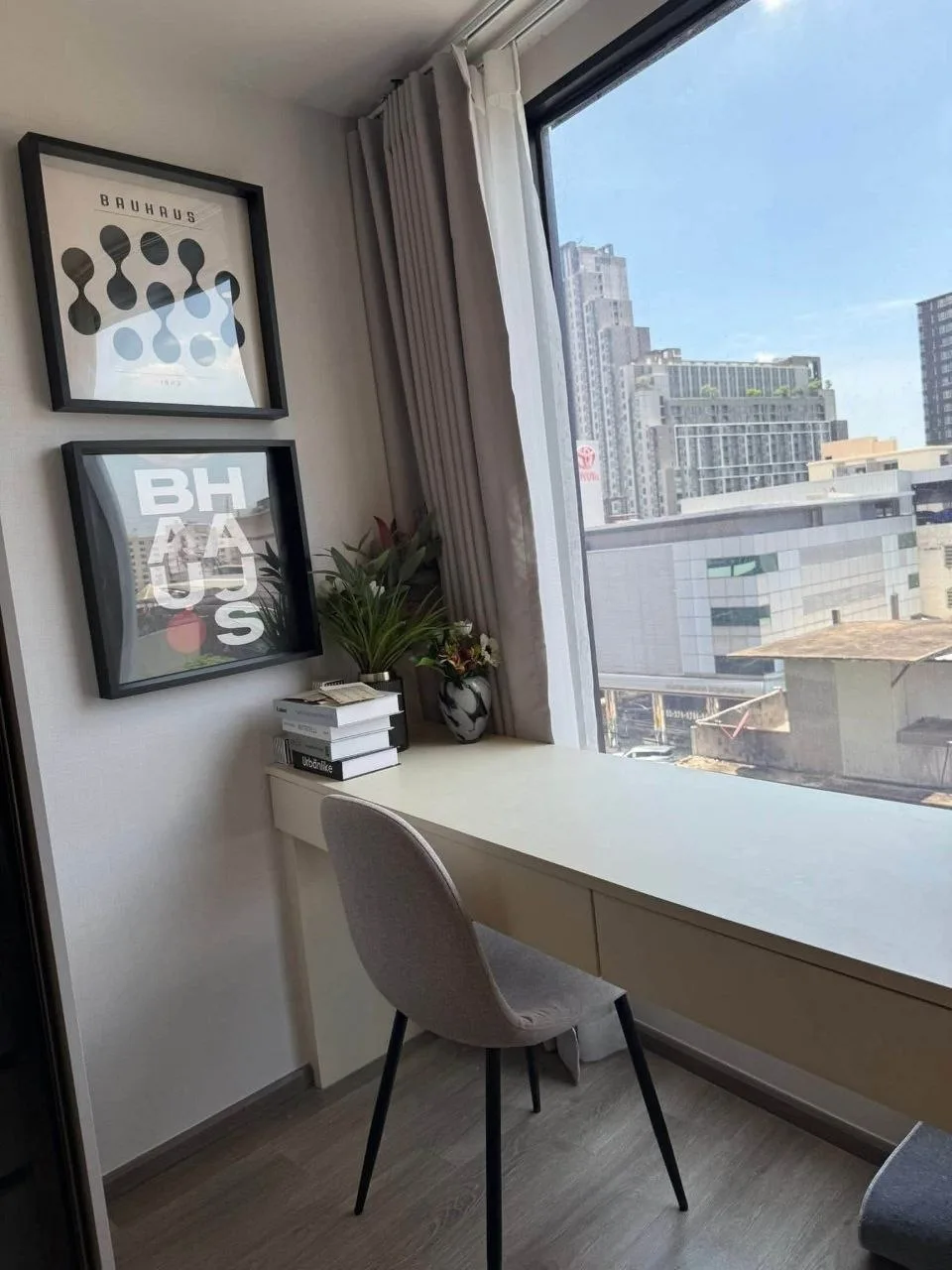 1 bedroom condo for rent in Huai Khwang Bangkok - kitchen and dining area