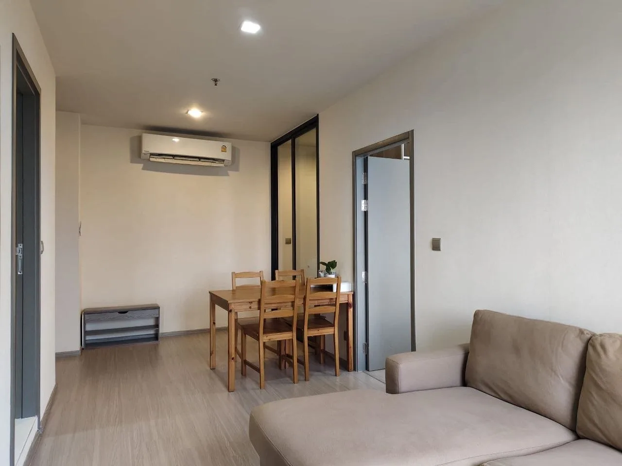 2 bedroom condo for rent in Rama 9 Bangkok - bathroom and modern finishes
