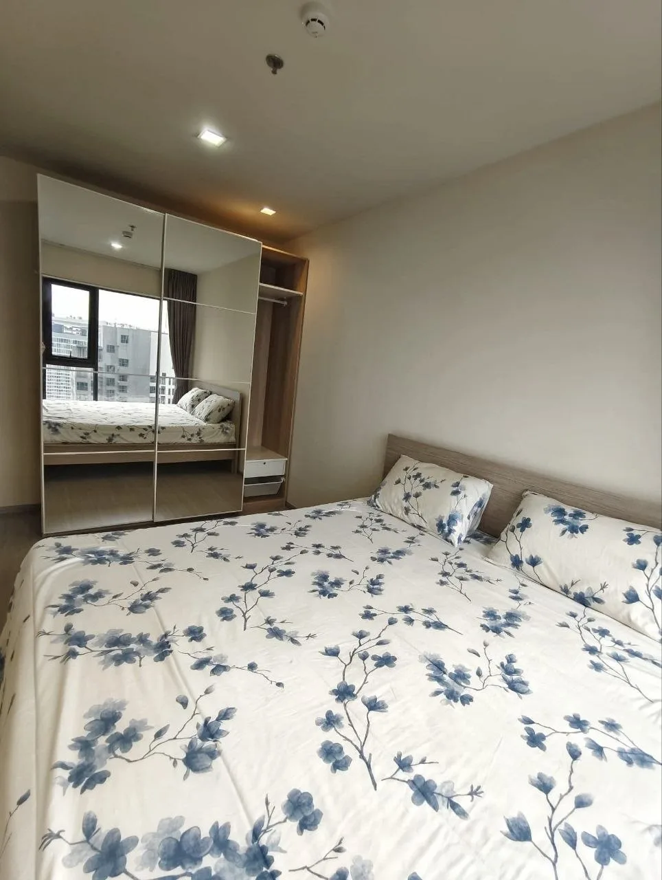 2 bedroom condo for rent in Rama 9 Bangkok - kitchen and dining area