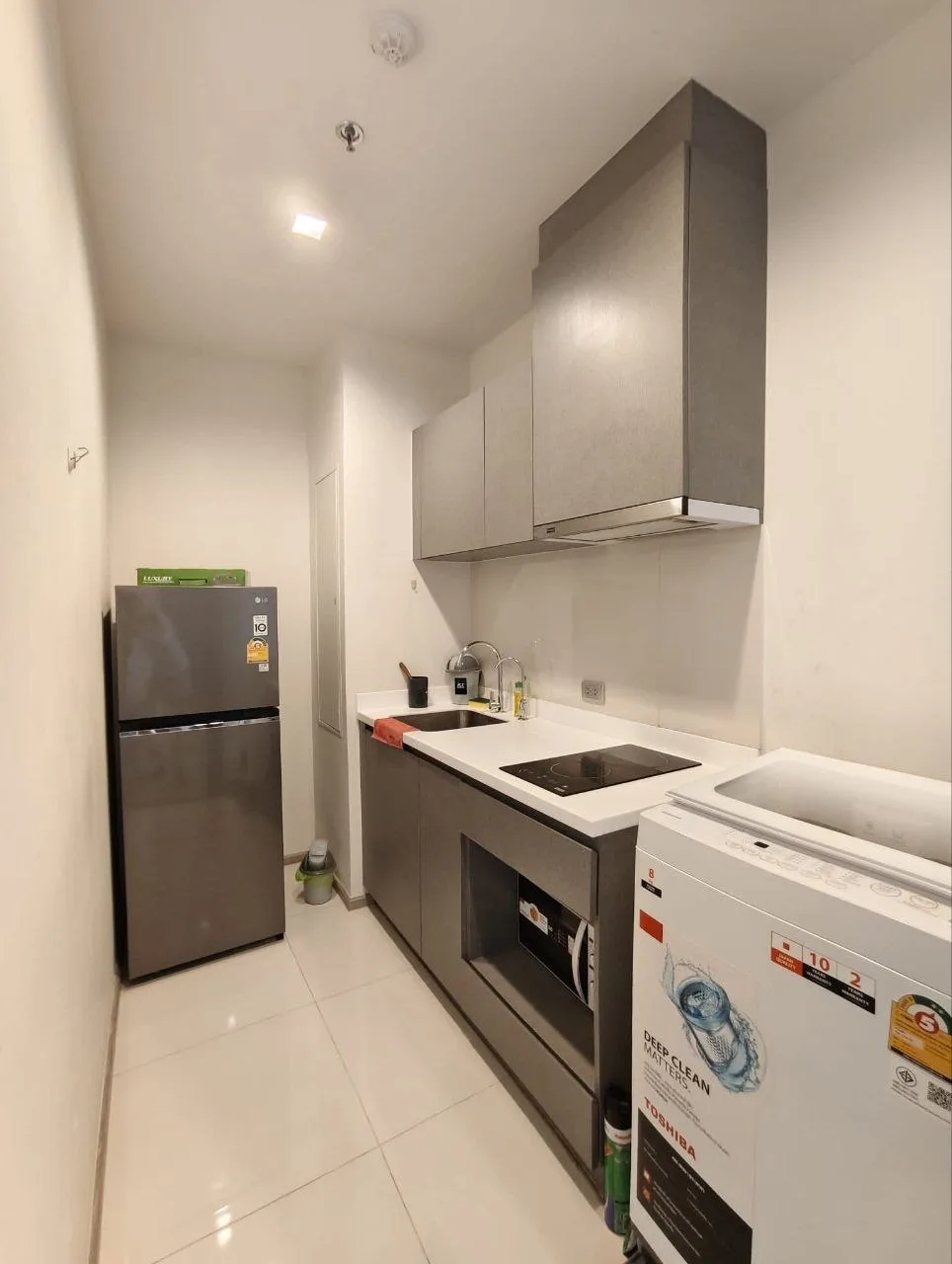 2 bedroom condo for rent in Rama 9 Bangkok - swimming pool and building amenities