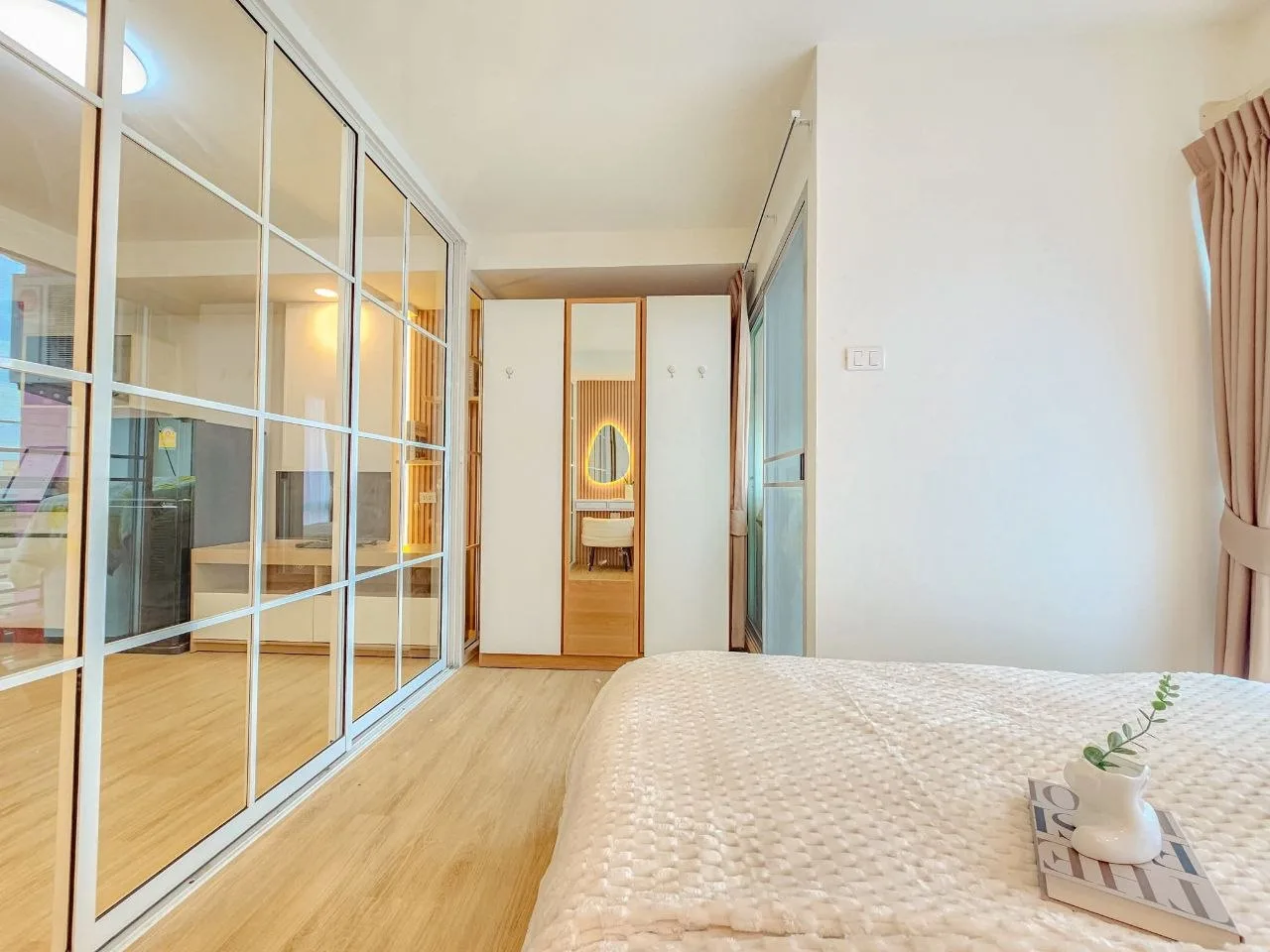 1 bedroom condo for sale in Sukhumvit Bangkok - living room view