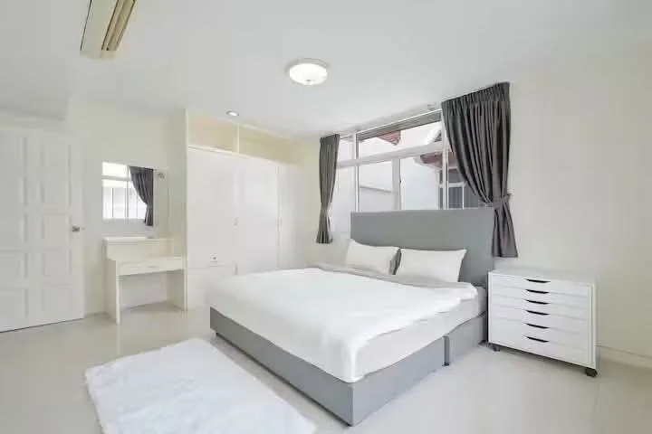 5 bedroom house for rent in Sukhumvit Bangkok - kitchen and dining area