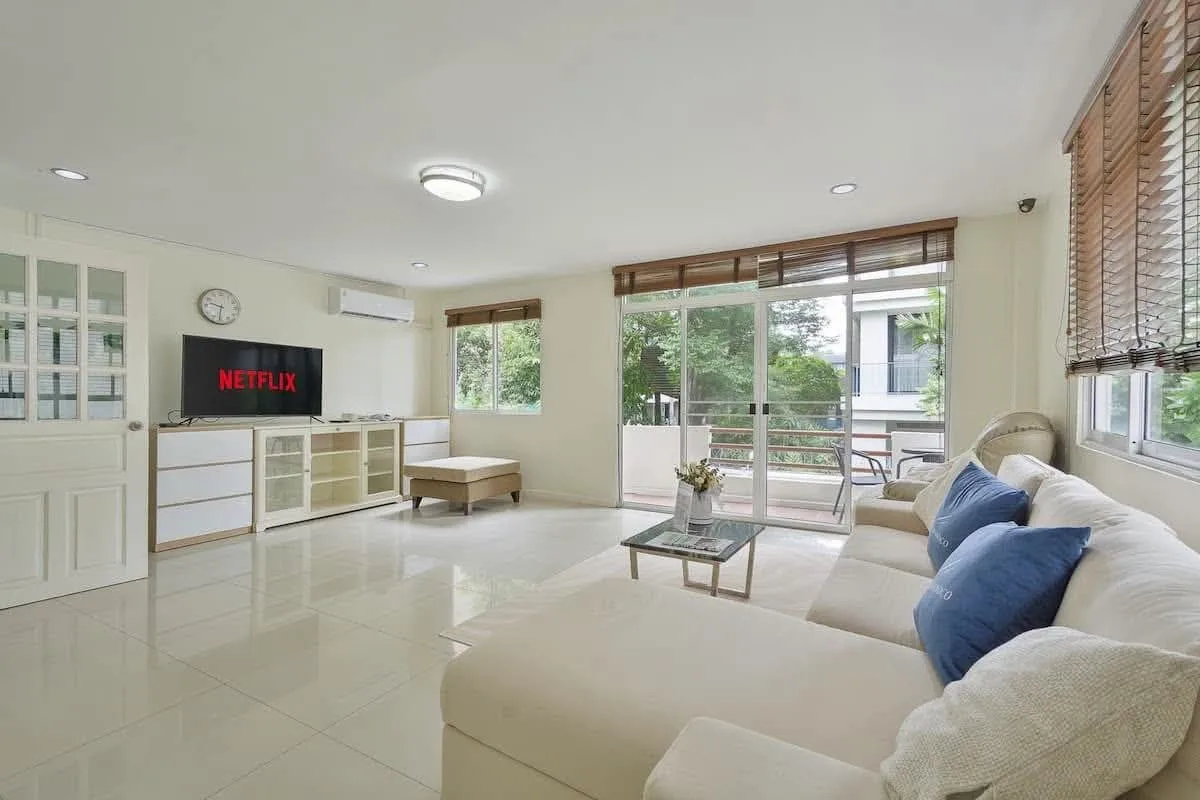 5 bedroom house for rent in Sukhumvit Bangkok - master bedroom interior