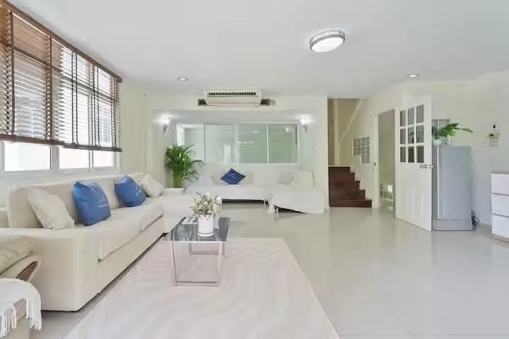 5 bedroom house for rent in Sukhumvit Bangkok - bathroom and modern finishes