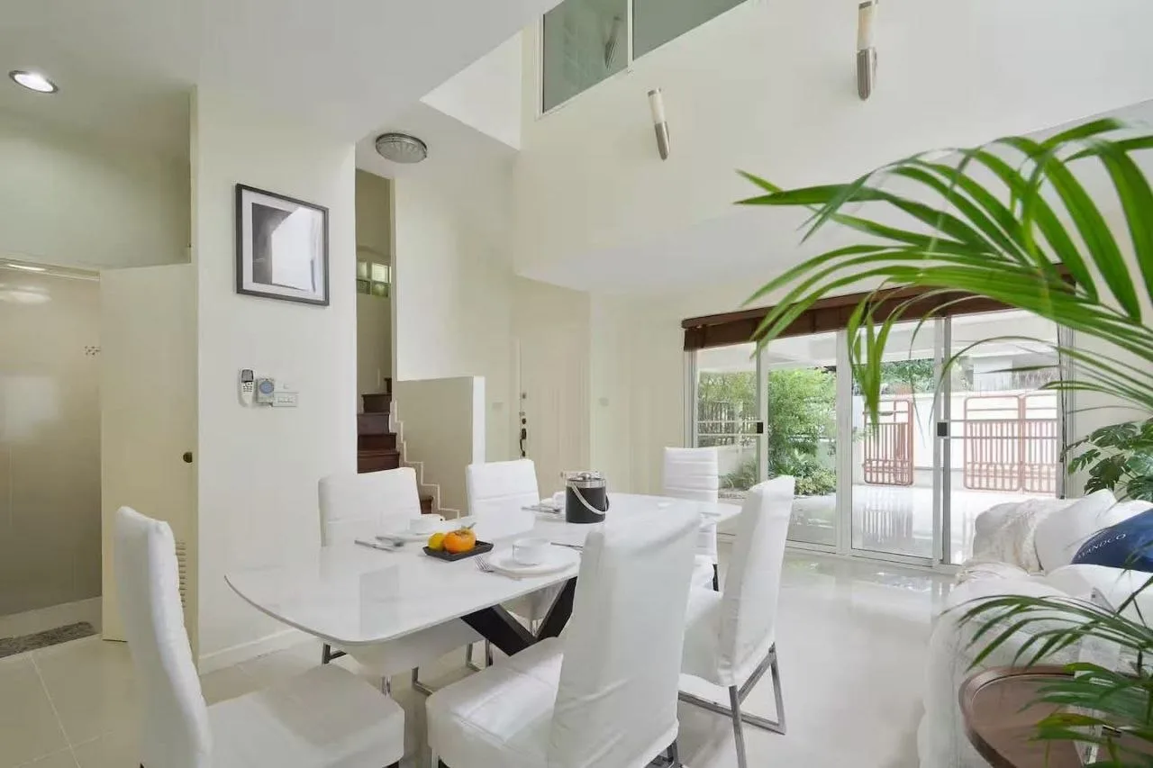 5 bedroom house for rent in Sukhumvit Bangkok - swimming pool and building amenities