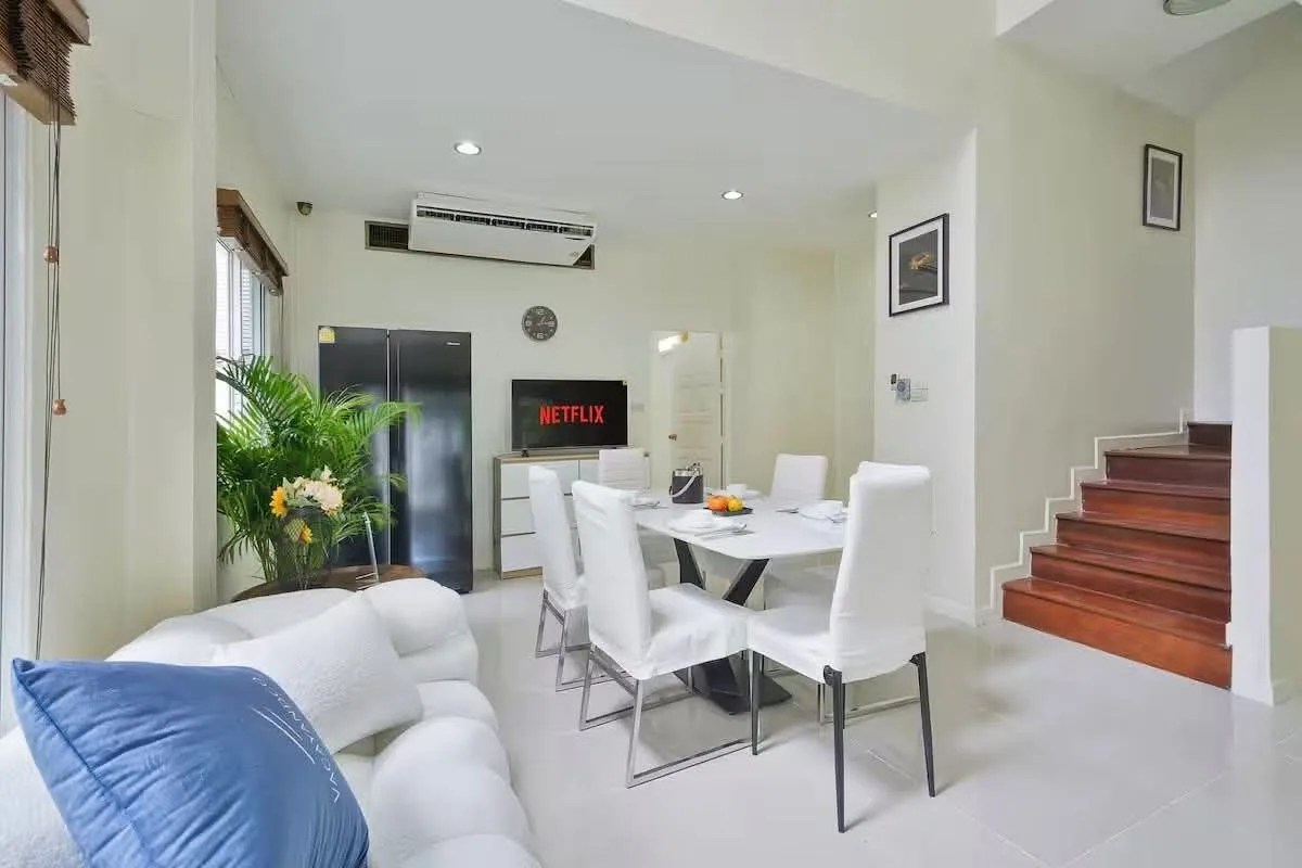 5 bedroom house for rent in Sukhumvit Bangkok - balcony perspective