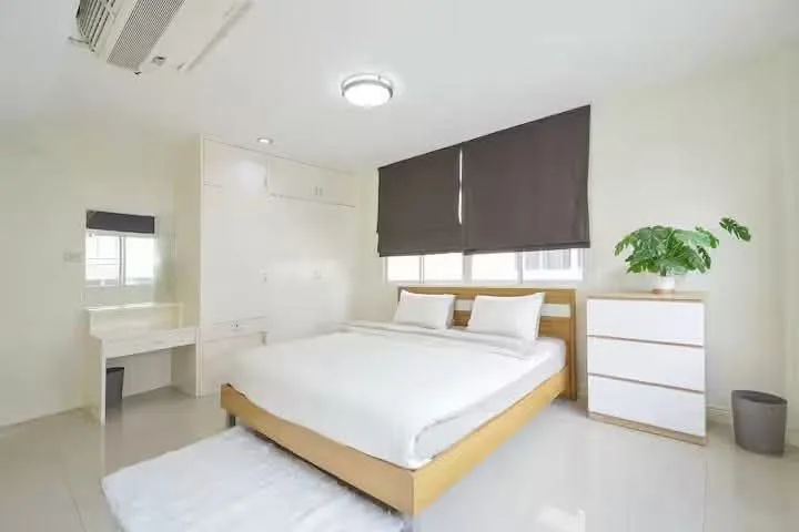 5 bedroom house for rent in Sukhumvit Bangkok - kitchen and dining area