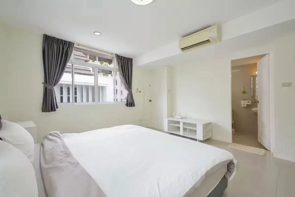 5 bedroom house for rent in Sukhumvit Bangkok - bathroom and modern finishes