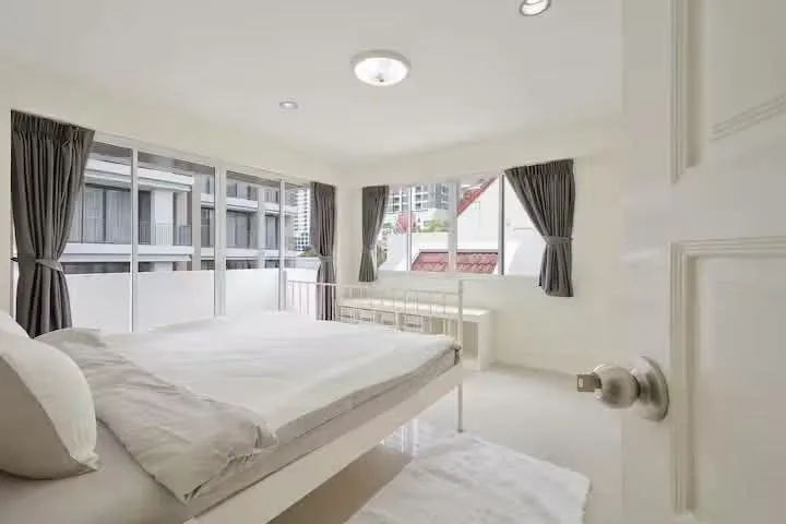 5 bedroom house for rent in Sukhumvit Bangkok - swimming pool and building amenities