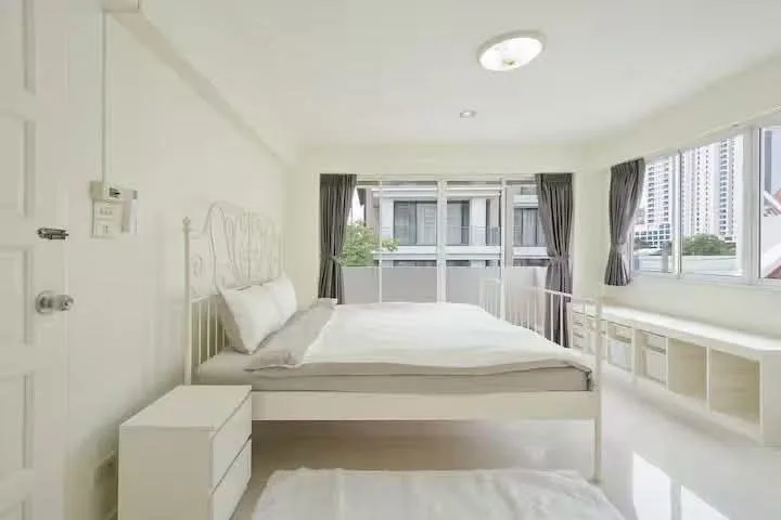 5 bedroom house for rent in Sukhumvit Bangkok - kitchen and dining area