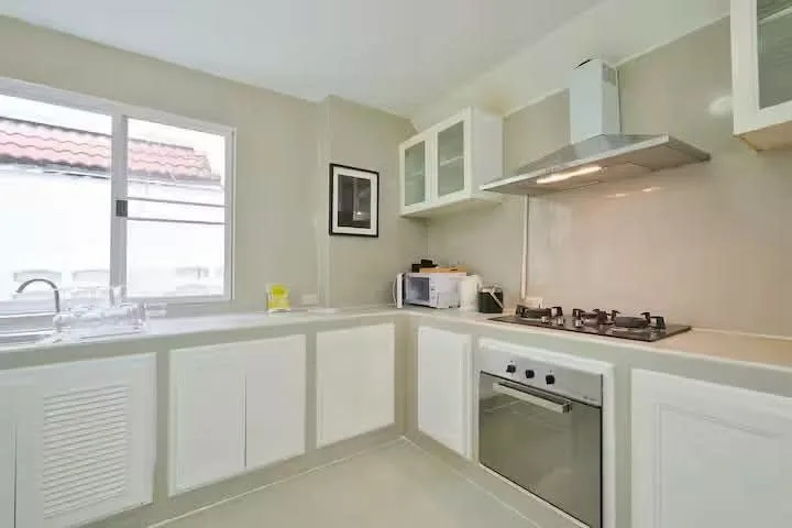 5 bedroom house for rent in Sukhumvit Bangkok - bathroom and modern finishes