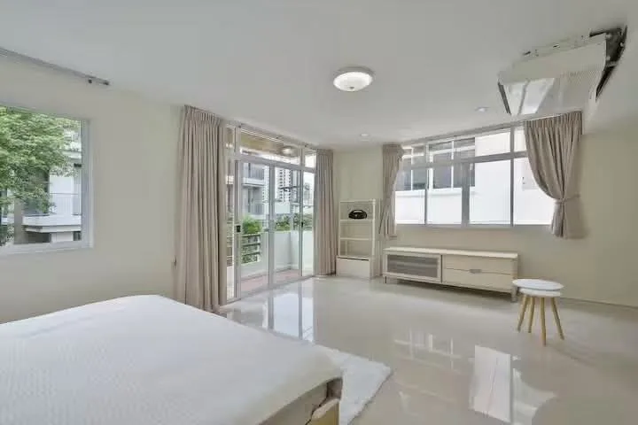 5 bedroom house for rent in Sukhumvit Bangkok - swimming pool and building amenities