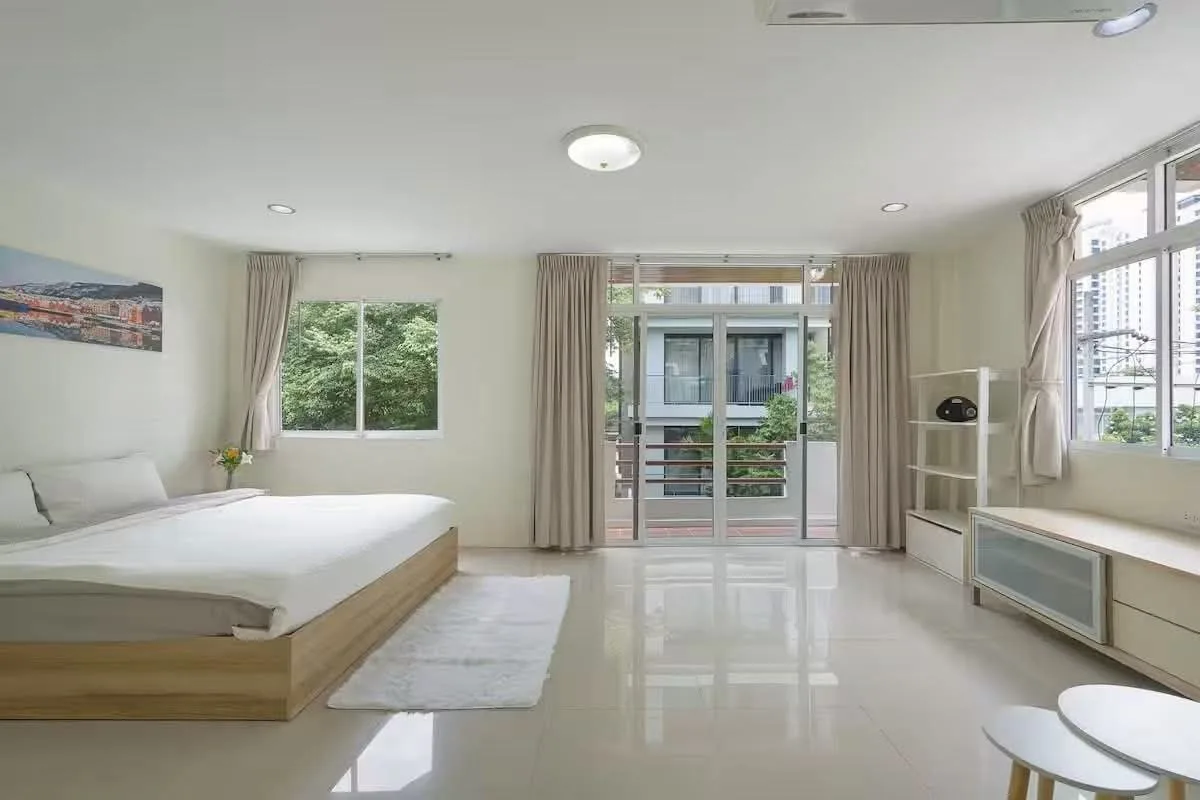5 bedroom house for rent in Sukhumvit Bangkok - balcony perspective