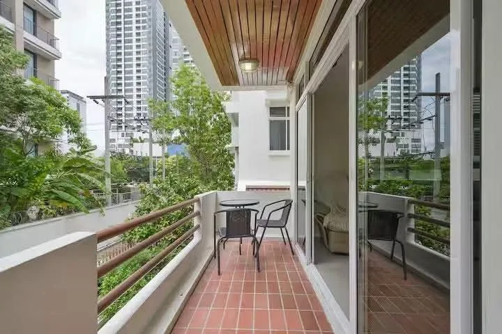 5 bedroom house for rent in Sukhumvit Bangkok - living room view