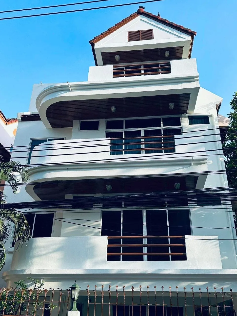 5 bedroom house for rent in Sukhumvit Bangkok - kitchen and dining area