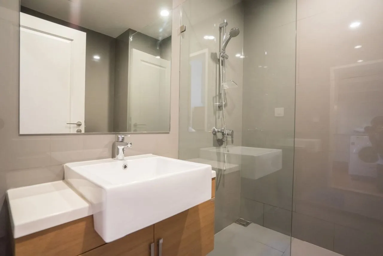 1 bedroom condo for rent in Sathorn Bangkok - bathroom and modern finishes