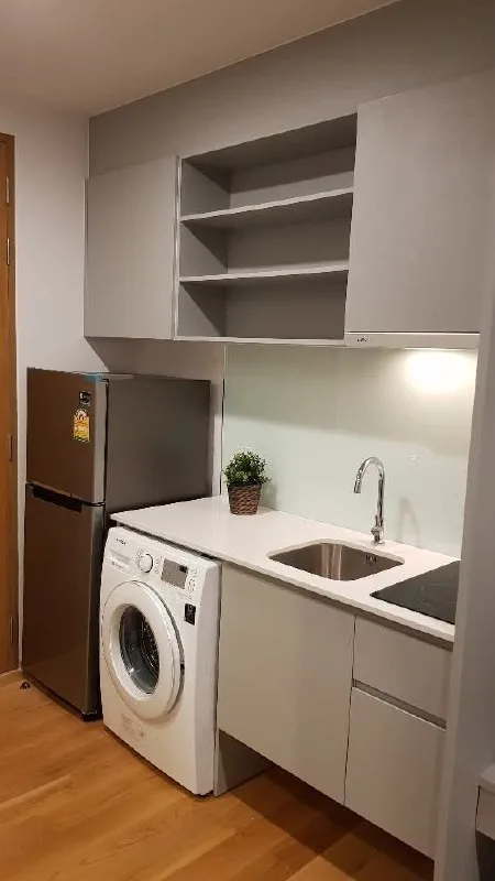 1 bedroom condo for rent in Sathorn Bangkok - swimming pool and building amenities