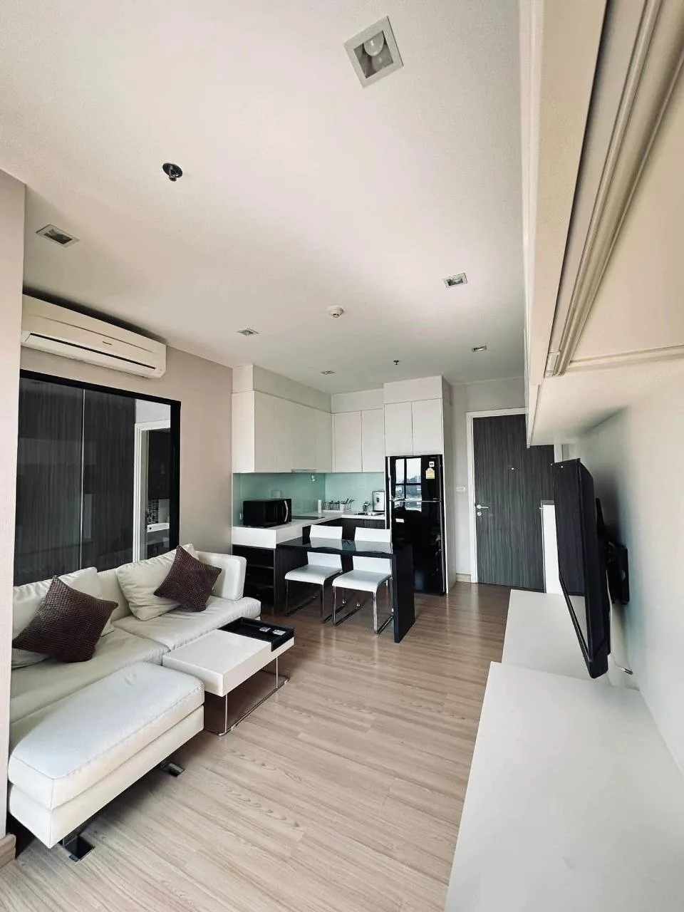 1 bedroom condo for rent in Thonburi Bangkok - kitchen and dining area