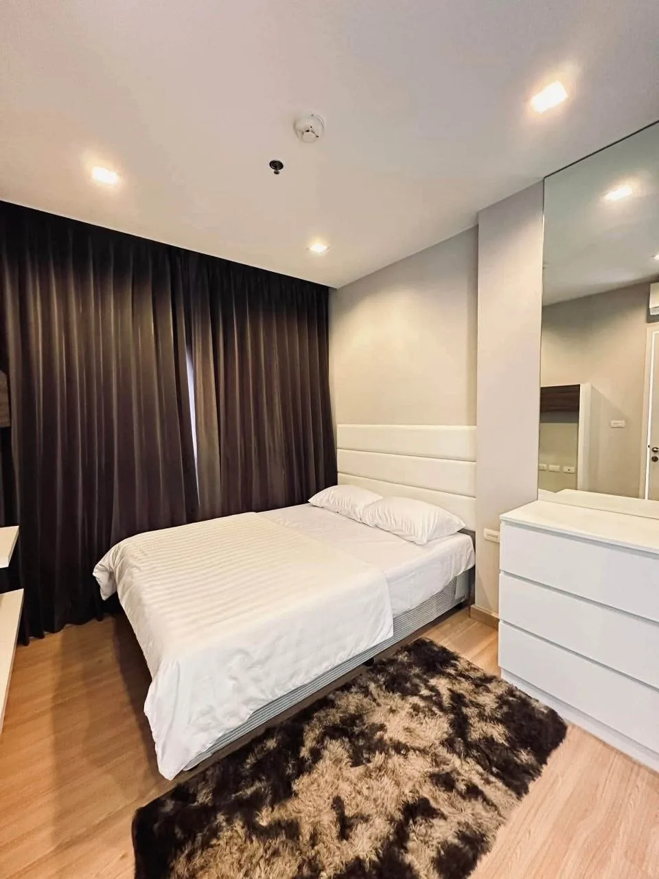 1 bedroom condo for rent in Thonburi Bangkok - swimming pool and building amenities