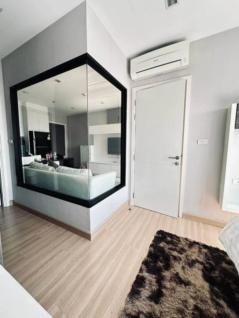 1 bedroom condo for rent in Thonburi Bangkok - balcony perspective