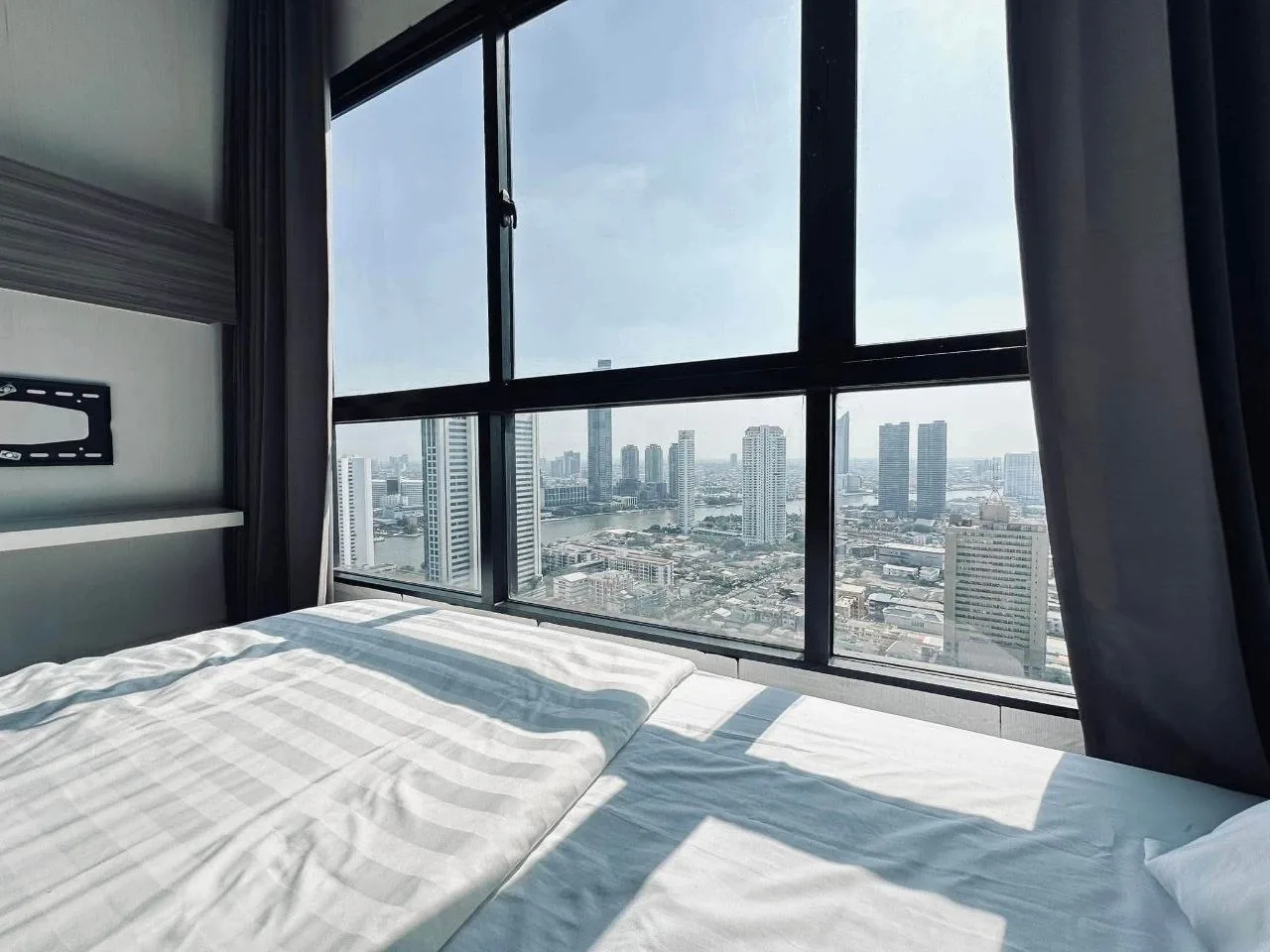 1 bedroom condo for rent in Thonburi Bangkok - living room view