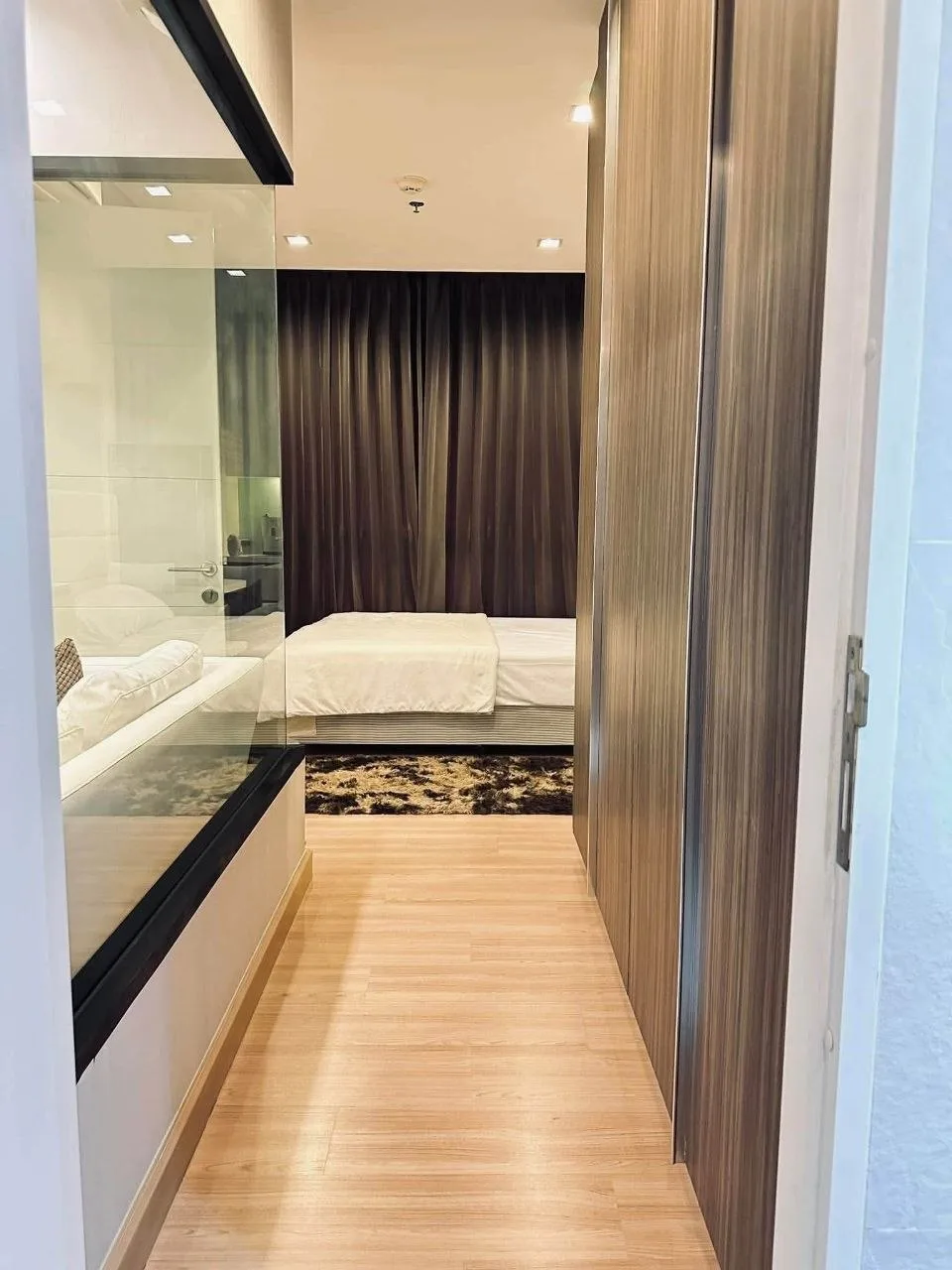1 bedroom condo for rent in Thonburi Bangkok - kitchen and dining area