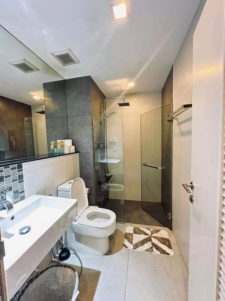 1 bedroom condo for rent in Thonburi Bangkok - master bedroom interior