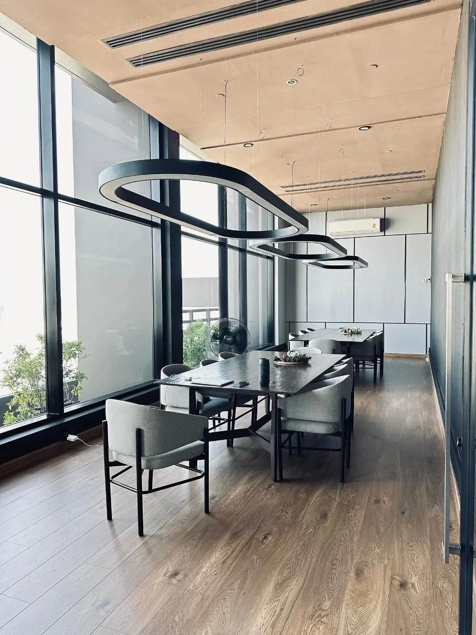 1 bedroom condo for rent in Thonburi Bangkok - swimming pool and building amenities
