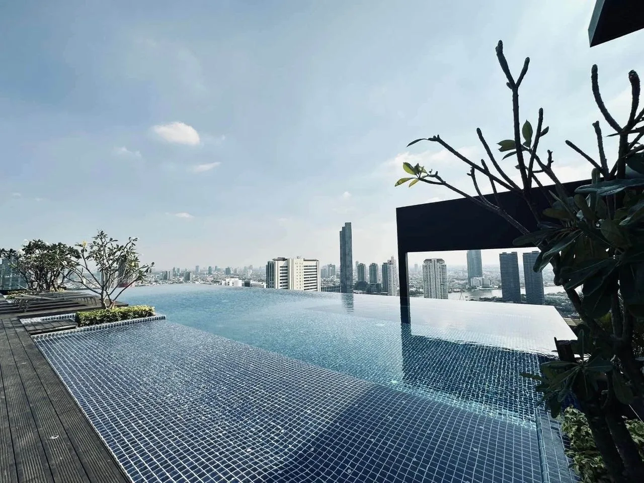 1 bedroom condo for rent in Thonburi Bangkok - balcony perspective
